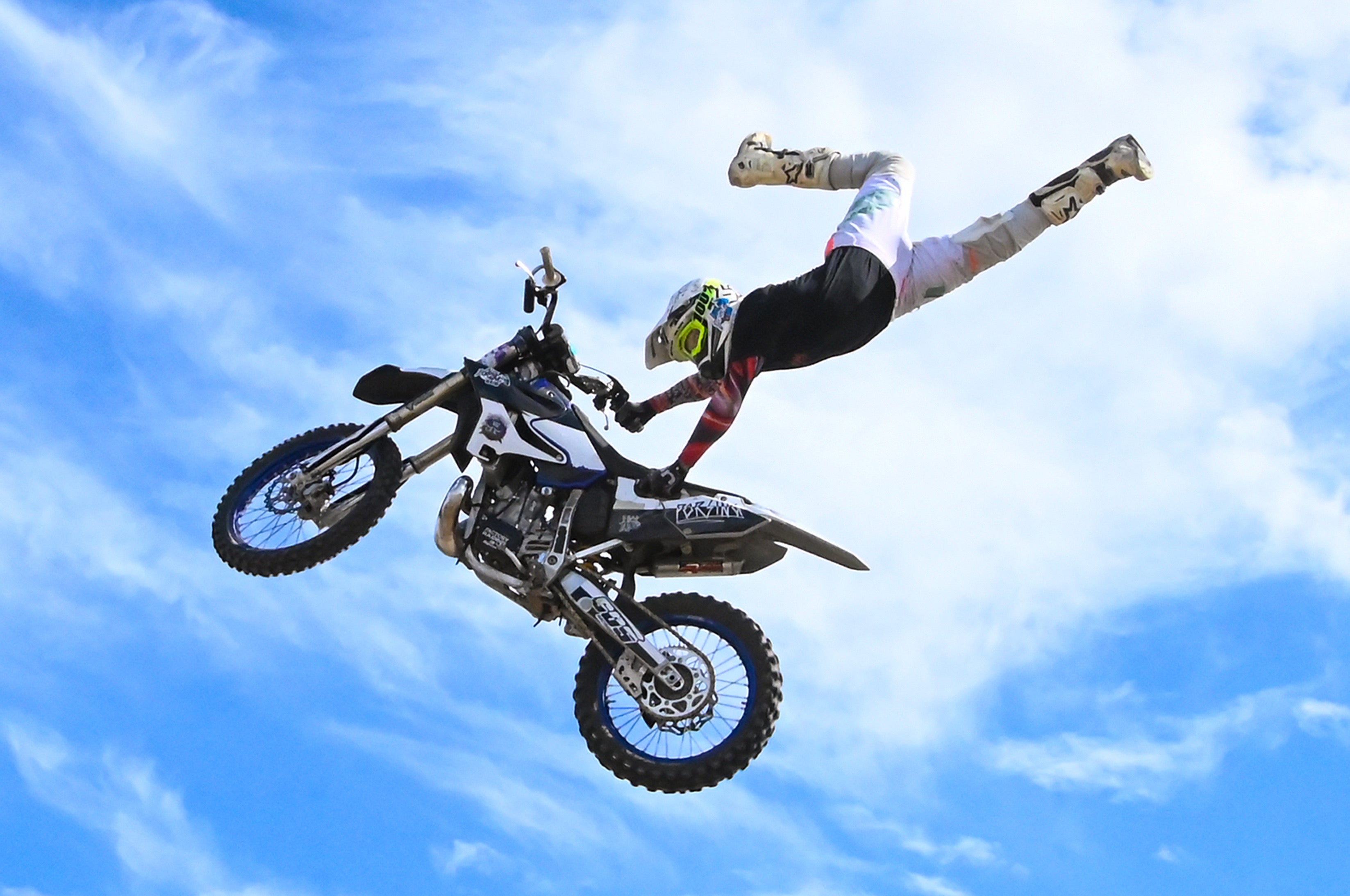 FMX stunt med ben bag