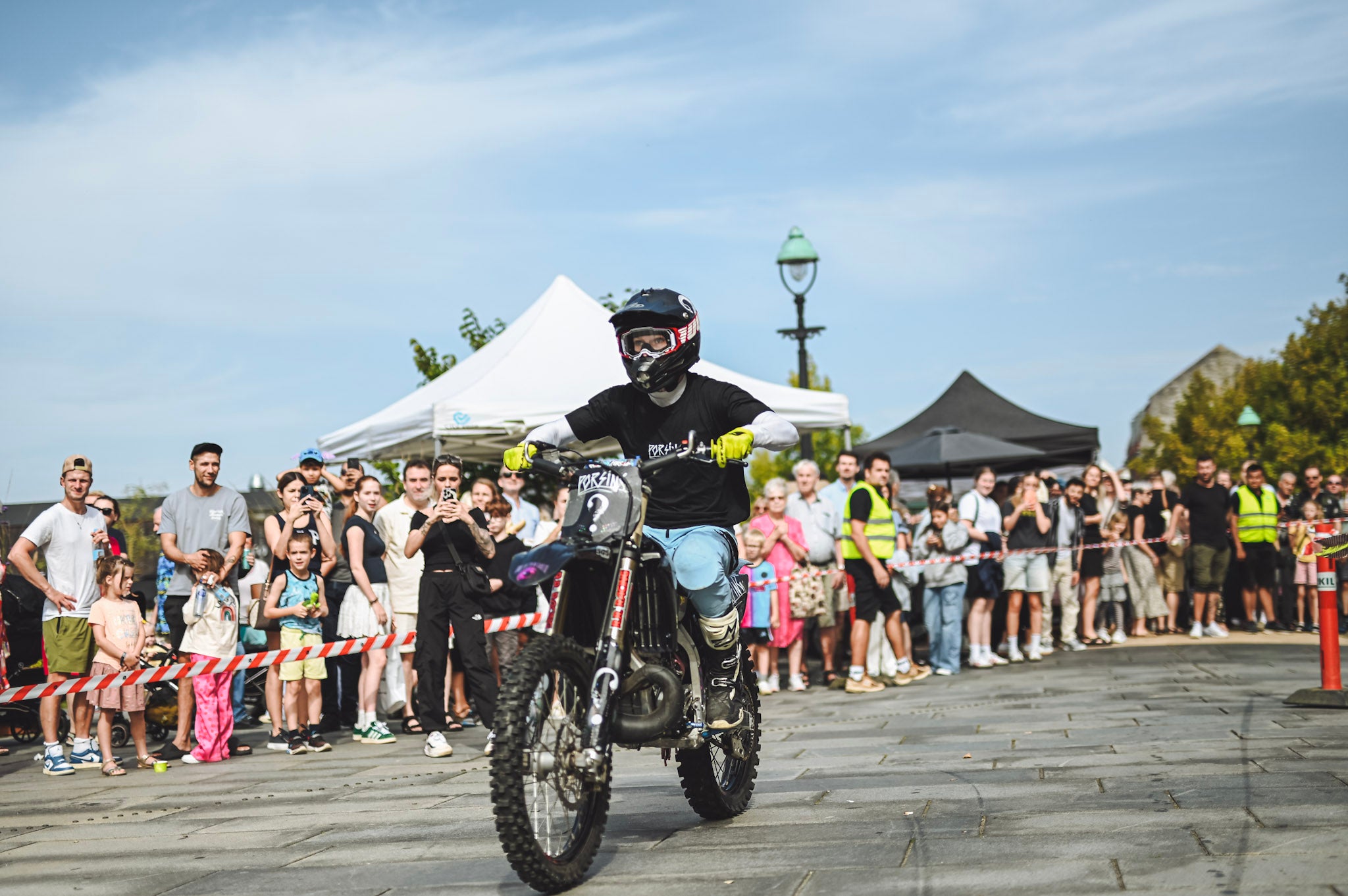 Alex Porsing wheelie in front of crowd