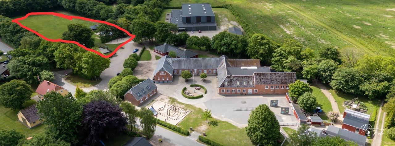 Luftfoto af showpladsen ved Mejls Friskole
